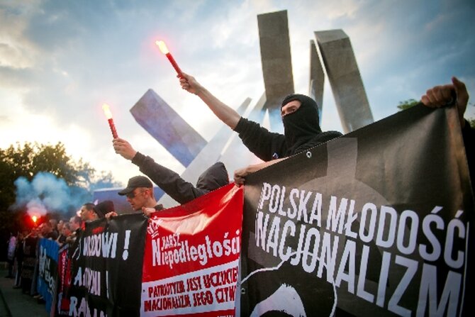 Gest, kt�ry niewtajemniczeni bior� za hajlowanie, to salut rzymski – pozdrowienie z d�ug� tradycj�. Tylko czy ka�dy m�ody narodowiec rozumie te niuanse? (fot. Marek Lapis/FORUM)