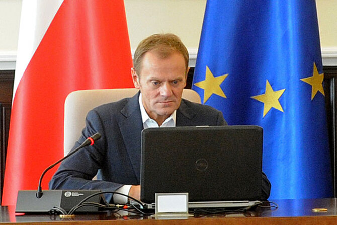 Tusk otworzy tylko po�ow� zawod�w