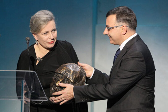 Krystyna Janda odbiera z r�k prezesa Zarz�du PKO Banku Polskiego Zbigniewa Jagie��y nagrod� Kisiela (fot. PAP)