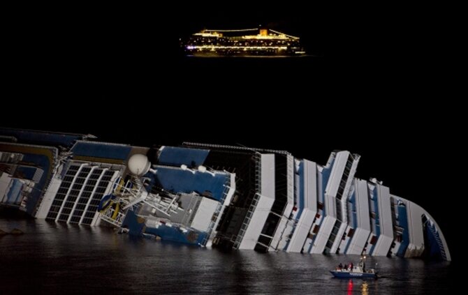 Costa Concordia (fot. EPA/MASSIMO PERCOSSI/PAP)