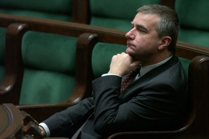 Pawe� Gra� m�wi�, �e strony Sejmu itp. pad�y nie w wyniku ataku, po czym jego stron� te� zaatakowano (fot. Wprost)