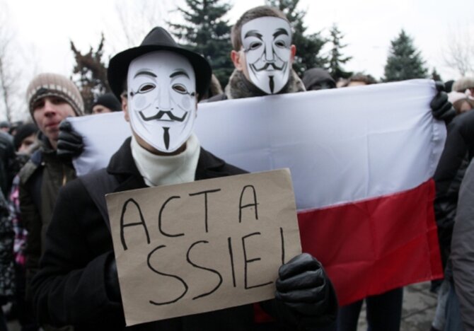 Dziesi�tki tysi�cy m�odych Polak�w protestowa�o przeciwko podpisaniu przez rz�d Tuska umowy ACTA (fot. PAP/Piotr Polak)