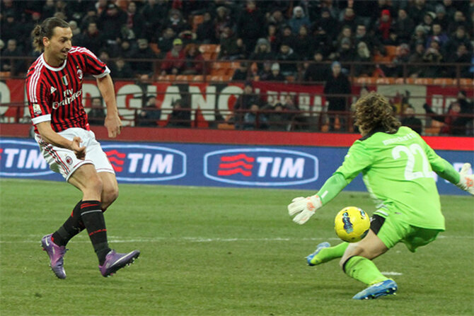 Zlatan strzela bramk� (fot. EPA/MATTEO BAZZI/PAP)