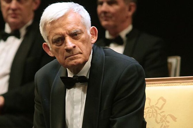 Jerzy Buzek chwali rz�d Tuska (fot. PAP/Tomasz Gzell)