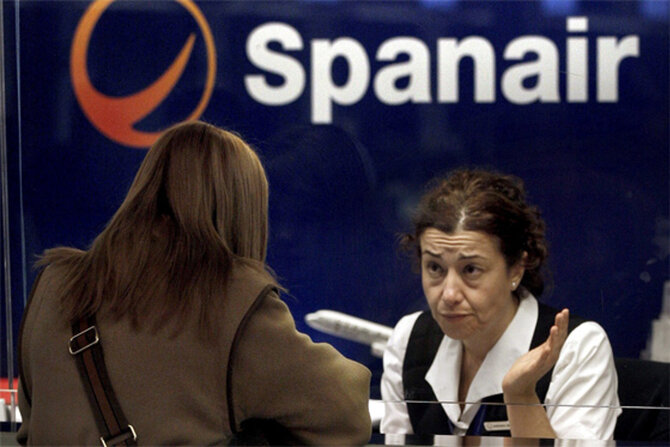 Klienci Spanair maj� niespodziewany problem (fot. EPA/ALBERTO ESTEVEZ/PAP)