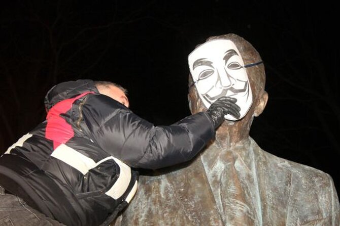 Akcja zak�adania maski na pomnik Regana w Warszawie (fot.PAP/Pawe� Supernak)