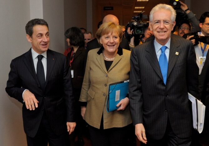Nicolas Sarkozy, Angela Merkel i Mario Monti (fot. EPA/PHILIPPE WOJAZER/PAP)