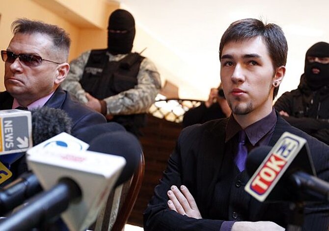 Ojciec porwanej dziewczynki Bartek Wa�niewski (z prawej) podczas konferencji prasowej z udzia�em detektywa Krzysztofa Rutkowskiego (z lewej) w Mys�owicach, fot. PAP/Andrzej Grygiel