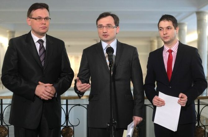 Arkadiusz Mularczyk, Zbigniew Ziobro orazi rzecznik partii Patryk Jaki (fot. PAP/Leszek Szyma�ski )