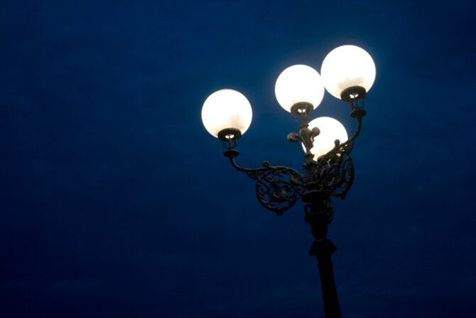 Latarnie, jak wida�, mog� s�u�y� nie tylko do o�wietlania miasta noc�... (fot. sxc.hu)