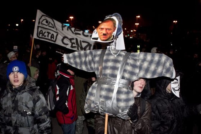 Protesty przeciwko ACTA przetoczy�y si� przez ca�� Polsk� (fot.PAP/Maciej Kulczy�ski)