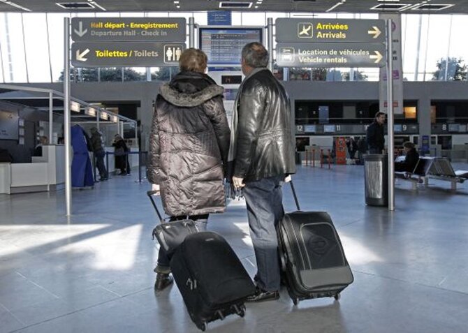 Z powodu protestu personelu lotniczego Air France musia�o odwo�a� ok. 20 proc. lot�w (fot. EPA/GUILLAUME HORCAJUELO/PAP)