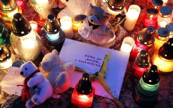 W miejscu, gdzie znaleziono zw�oki dziecka mieszka�cy Sosnowca stawiaj� znicze i zostawiaj� pluszowe zabawki (fot. PAP/Andrzej Grygiel)