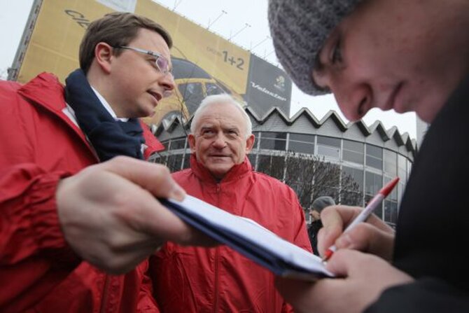 SLD zbiera podpisy obywateli pod wnioskiem o referendum w sprawie emerytur (fot. PAP/Pawe� Supernak)