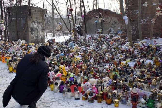 Ludzie sk�adaj� znicze i maskotki w miejscu ukrycia zw�ok Madzi (fot. PAP/Andrzej Grygiel)