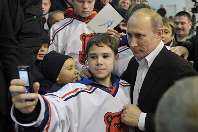 W�adimir Putin z m�odym hokeist� (fot. EPA/ALEXEY NIKOLSKY/RIA NOVOSTI)