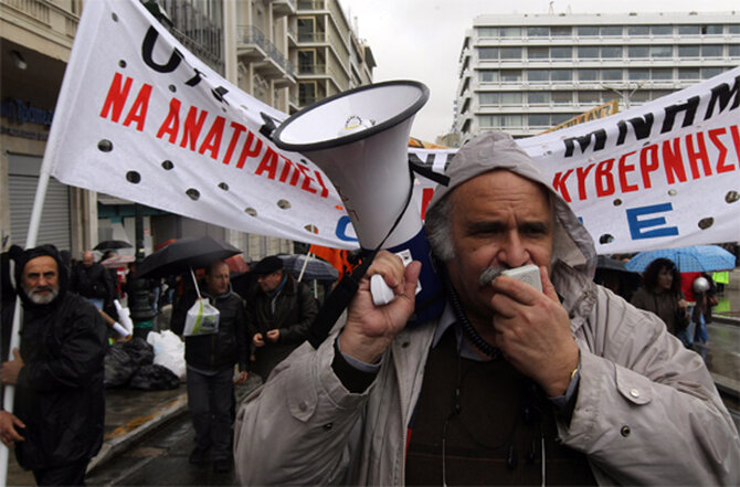 Politycy debatuj�, Grecy protestuj� (fot. EPA/ORESTIS PANAGIOTOU/PAP)