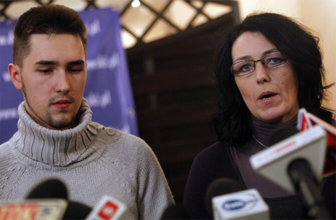 Ojciec i babcia nie�yj�cej Madzi z Sosnowca podczas konferencji prasowej Krzysztofa Rutkowskiego (fot. PAP/Andrzej Grygiel)