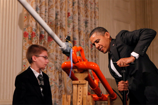 Kampania w USA w pe�ni. Na zdj�ciu: Barack Obama pompuje Ekstremaln� Armat� Piankow� (marshmallow) (fot. EPA/MOLLY RILEY/PAP)