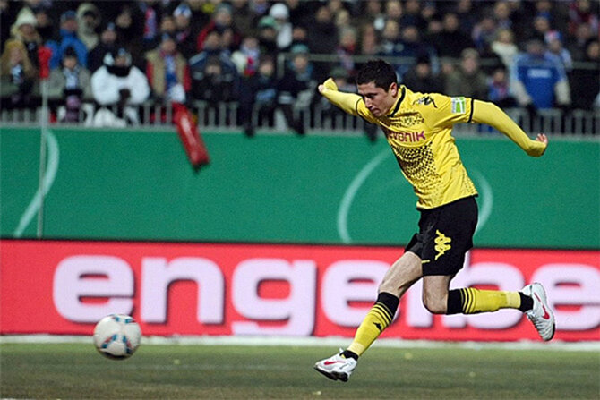 Robert Lewandowski tu� przed zdobyciem gola (fot. EPA/Christian Charisius/PAP)