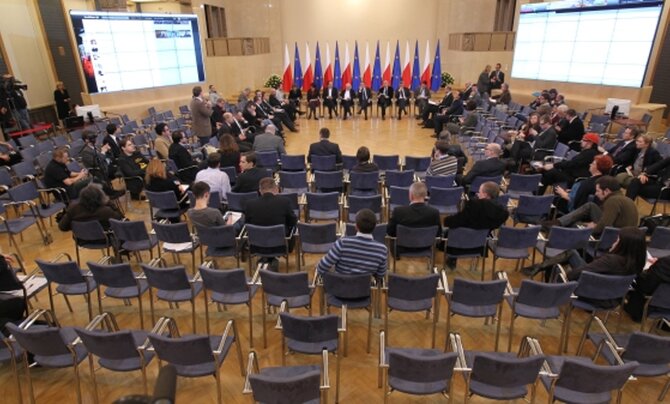 Debat� z udzia�em Donalda Tuska zbojkotowa�o wielu internaut�w (fot. PAP/Radek Pietruszka)