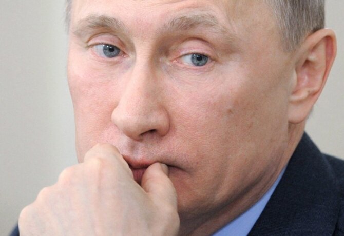 W�adimir Putin doprowadzi� do uchwalenia przepis�w utrudniaj�cych �ycie opozycji. Teraz Miedwiediew chce zmieni� prawo (fot. EPA/ALEXEY DRUZHINYN/RIA NOVOSTI)