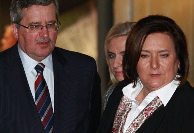 W spotkaniu po�wi�conym problemowi wieku emerytalnego prezydentowi towarzyszy ma��onka (fot. PAP/Marcin Bednarski)