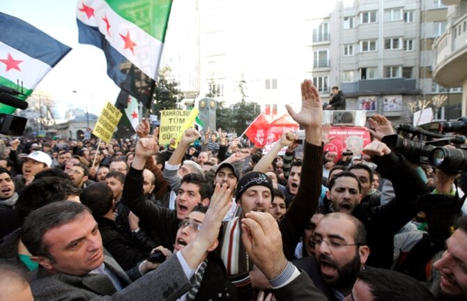 Kto zabija w Hims? Zdaniem rz�du - terrory�ci, zdaniem przeciwnik�w Asada - rz�d (fot. EPA/TOLGA BOZOGLU/PAP)