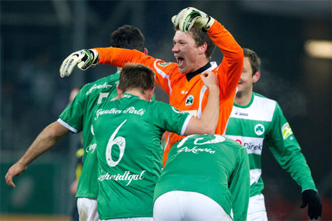 W grze s� te� dwie Borussie i Bayern (fot. EPA/UWE ANSPACH/PAP)