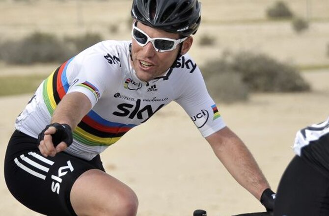 Jednym z zawodnik�w, kt�ry mo�e si� pojawi� boso na podium, jest Mark Cavendish (fot.EPA/NICOLAS BOUVY/PAP)