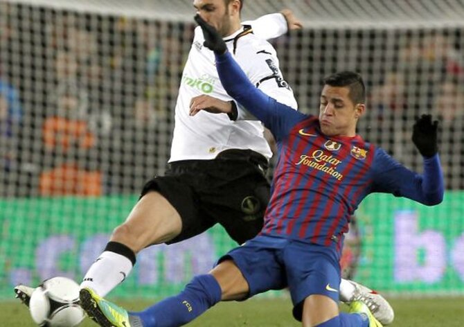 Barcelona w dwumeczu okaza�a si� lepsza od Valencii. W nagrod� zagra w finale Pucharu Kr�la (fot. EPA/ALBERT OLIVE/PAP)