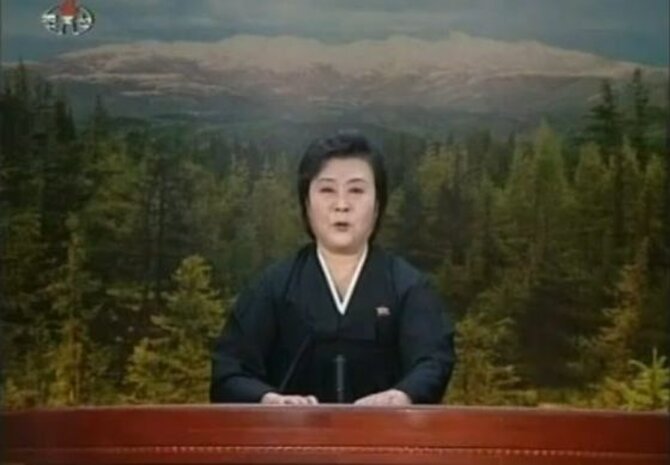 Prezenterka, kt�ra informowa�a o �mierci Kim Dzong Ila, nie mog�a powstrzyma� �ez. Teraz “masy pracuj�ce“ upami�tni�y “nie�miertelnego przyw�dc�“ napisem wykutym w skale (fot. MICHAL FLUDRA / newspix.pl)
