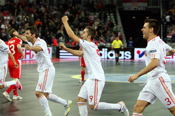 Hiszpanie tryumfuj� (fot. EPA/ANTONIO BAT/PAP)