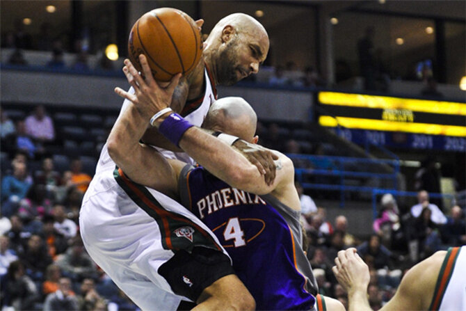 Marcin Gortat walczy (fot.  EPA/TANNEN MAURY/PAP)
