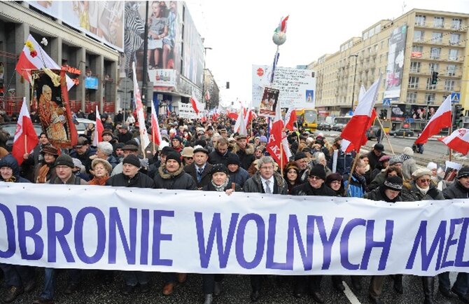  Demonstracja, kt�ra ruszy�a sprzed Sejmu, dotar�a pod Pa�ac Prezydencki. (fot. PAP/Andrzej Hrechorowicz)