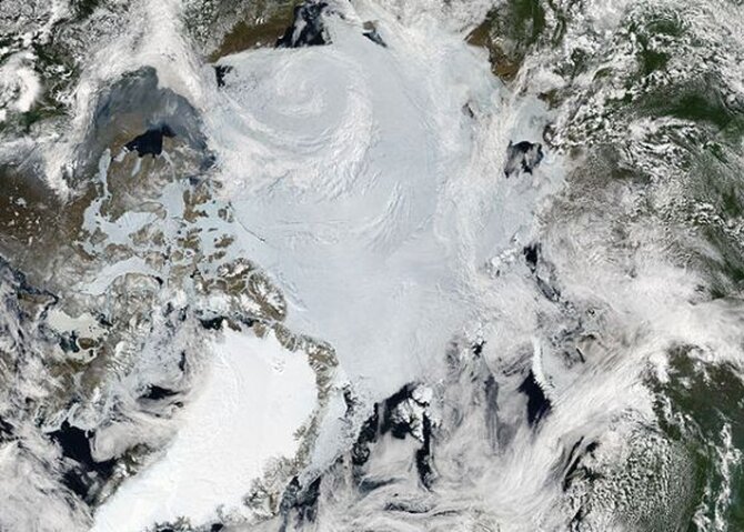 Arktyka widziana z kosmosu (fot. NASA)