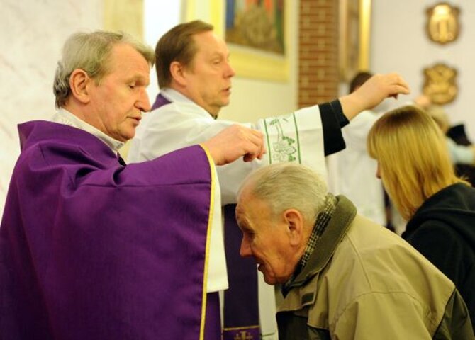 Joanna Senyszyn radzi, by ksi�a nie posypywali popio�em wy��cznie g��w wiernych... (fot. PAP/Grzegorz Jakubowski)