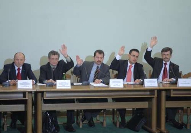 Marian Goli�ski, pierwszy od prawej, podczas g�osowania Komisji Sledczej do zbadania nieprawidlowosci w dzialaniach organow panstwa