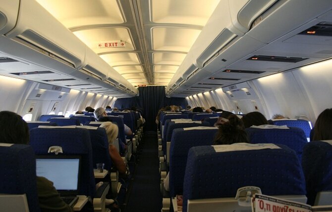 Awaryjne l�dowanie Airbusa, dymi� silnik samolotu