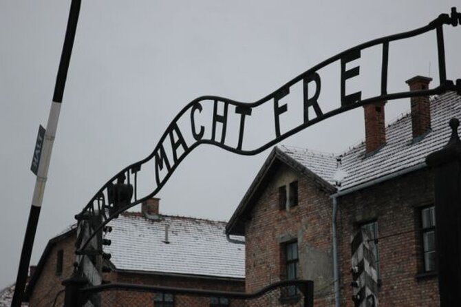 Brama wej�ciowa do obozu w Auschwitz (fot. Wikipedia)