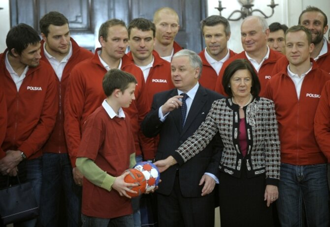Lech i Maria Kaczy�scy podczas spotkania z polskimi szczypiornistami (fot. Forum)