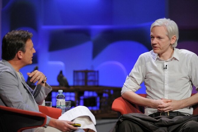 Julian Assange (po prawej) (fot. TED)