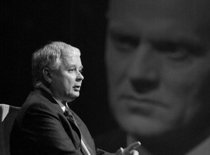 �a�uj� tylko jednego. Chcia�bym cofn�� czas i powiedzie� co� Lechowi Kaczy�skiemu - m�wi� w wywiadzie dla “Faktu“ Donald Tusk (fot. Forum)