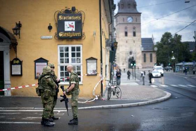 Po zamachach na ulicach Oslo pojawi�o si� wojsko (fot. FORUM)