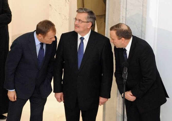 Donlad Tusk, Bronis�aw Komoroski, Grzegorz Schetyna, Fot. Filip Blazejowski/FORUM