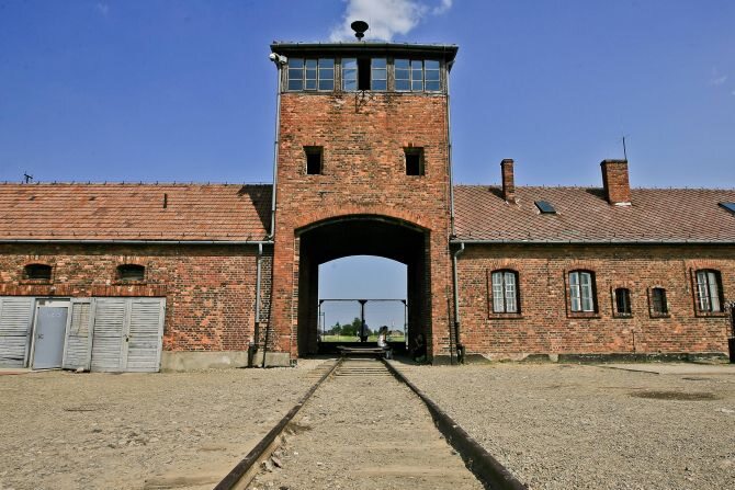 Brama gĹĂłwna obozu Auschwitz (fot. KRYSTIAN OLSZEWSKI / newspix.pl)
