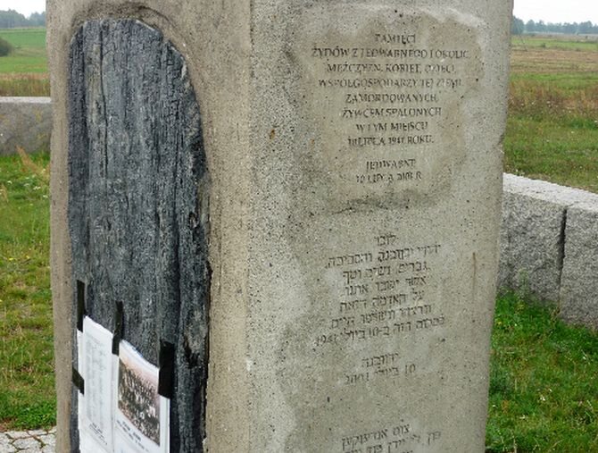 Pomnik upamiÄtniajÄcy ofiary w Jedwabnem (fot.Fczarnowski/CC)