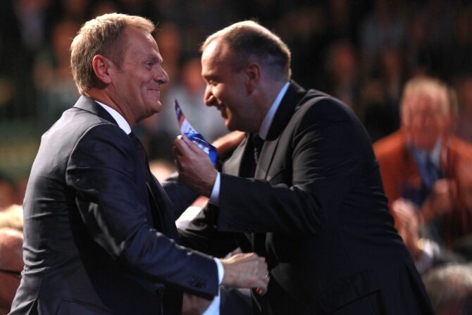 Donald Tusk i Grzegorz Schetyna (fot.  	ALEKSANDER MAJDANSKI / newspix.pl)
