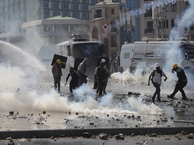 Turecka policja wobec protestujÄcych uĹźyĹa gazu, armatek wodnych i kul gumowych  (fot. ABACA / newspix.pl)