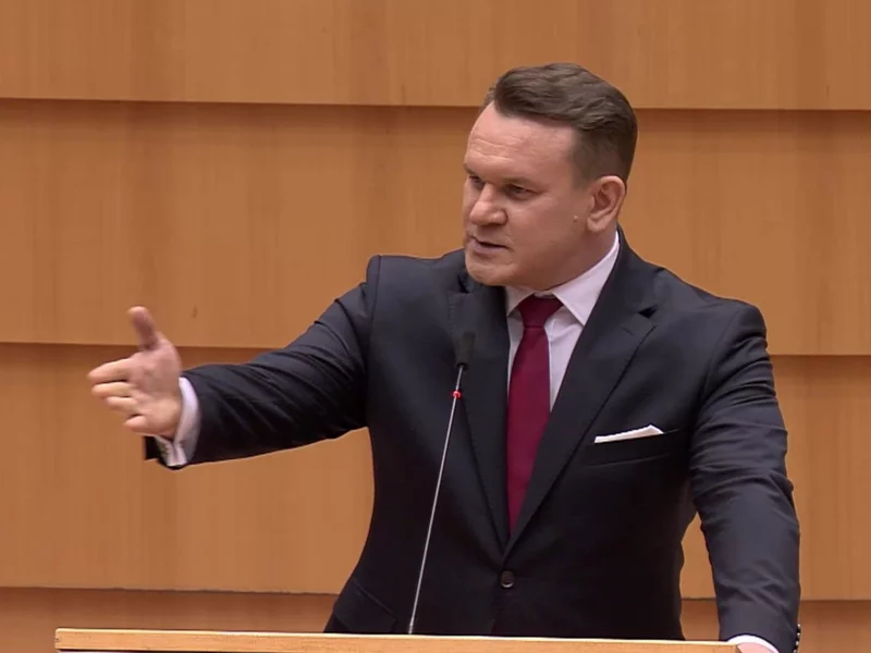 Tarczyński niewpuszczony do Wielkiej Brytanii. Chce pozwać premiera